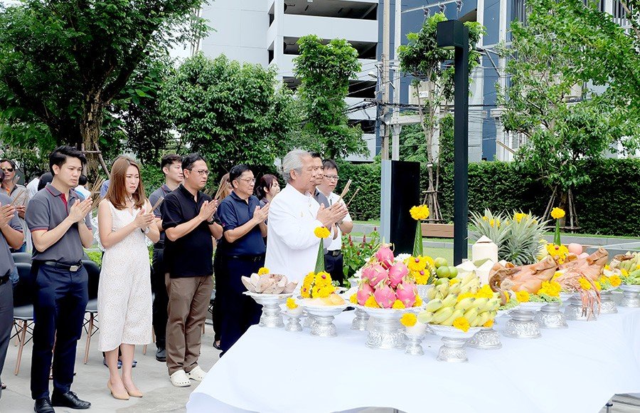 เดอะ สเตจ เตาปูน-อินเตอร์เชนจ์ จัดพิธีตั้งศาลพระพรหม วันที่ 18 ส.ค. 60